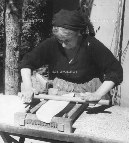 TCI-S-004073-AR08 - Preparation of spaghetti alla chitarra - Date of photography: 1964 ca. - © Touring Club Italiano / Alinari Archives