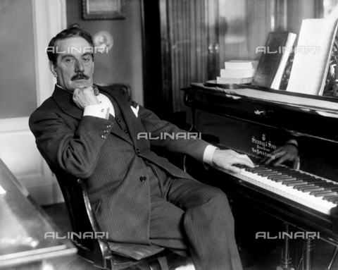 TCI-S-005490-AR11 - Giacomo Puccini al pianoforte - Data dello scatto: 1919 - Touring Club Italiano/Gestione Archivi Alinari