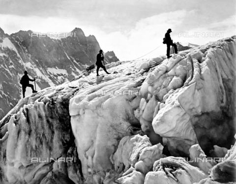 TCX-F-000206-0000 - Climbing Mont Blanc - Date of photography: 1930 ca. - Touring Club Italiano/Archivi Alinari Management, Florence