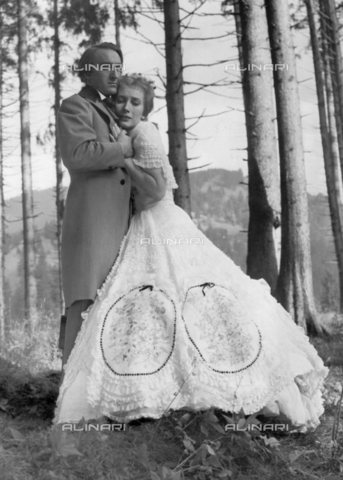 TOP-S-000115-9383 - Actors Alan Badel as Richard Wagner and Valentina Cortese as Mathilde Wesendonck in a scene from the 1955 movie "Magic Fire" - Date of photography: 1955 - TopFoto / Alinari Archives