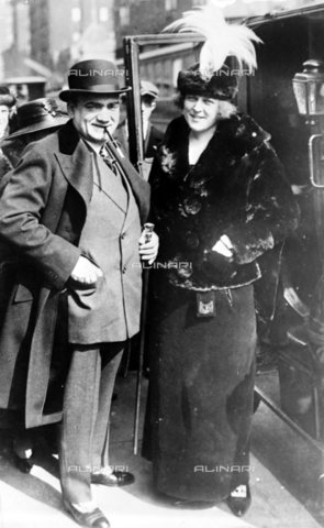 TOP-S-0IPU42-3294 - The Italian tenor Enrico Caruso (1873-1921) with his wife Dorothy Benjamin (1893-1955) - TopFoto / Alinari Archives