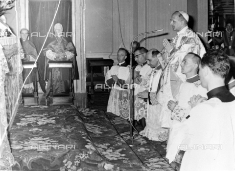 TOP-S-0IPU48-2603 - Pope Paul VI celebrates Mass on Assumption Day at Castel Gandolfo - Date of photography: 1964 - TopFoto / Alinari Archives