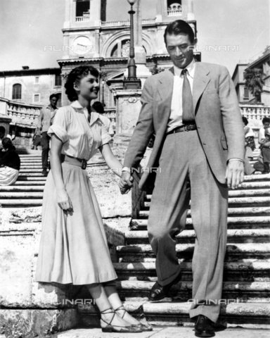 TOP-S-WHA012-8553 - Gli attori Audrey Hepburn e Gregory Peck nel film "Vacanze Romane" (1953) diretto da William Wyler - World History Archive / TopFoto / Archivi Alinari