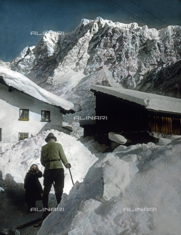 UIG-F-030899-0000 - Father and daughter in snowed in Tyrol. - Date of photography: 1920 - United Archives / UIG/Alinari Archives