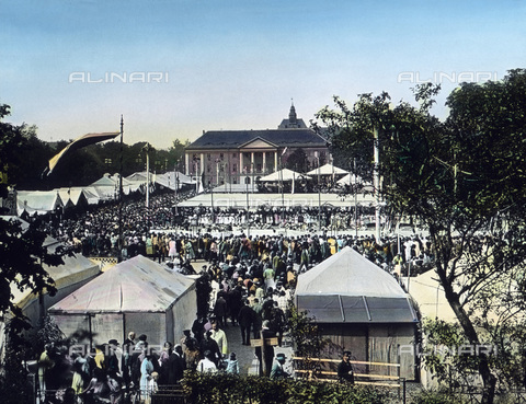 UIG-F-030906-0000 - Visitors at the traditional annual Kirschfest ("cherry party"). - Date of photography: 1920 - United Archives / UIG/Alinari Archives