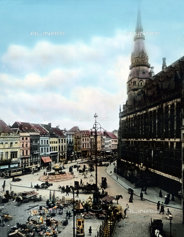 UIG-F-030908-0000 - Main market with city hall at Aachen. - Date of photography: 1920 - United Archives / UIG/Alinari Archives