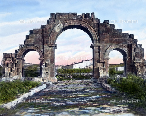 UIG-F-030927-0000 - Remains of the archway at the ancient city of Lambeze. - Date of photography: 1920 - United Archives / UIG/Alinari Archives