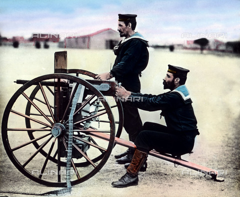 UIG-F-030928-0000 - Two French soldiers exercising with machine gun. - Date of photography: 1920 - United Archives / UIG/Alinari Archives