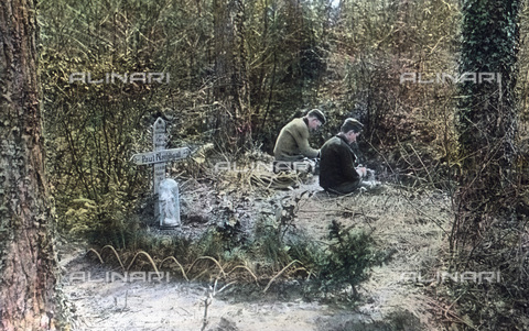 UIG-F-030930-0000 - Two soldiers at the grave of their comrade. - Date of photography: 1915 - United Archives / UIG/Alinari Archives