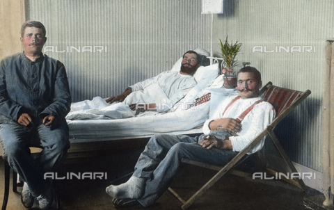 UIG-F-030935-0000 - Wounded soldiers in a military hospital. - Date of photography: 1915 - United Archives / UIG/Alinari Archives