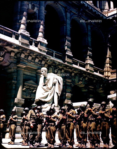 ULL-F-183184-0000 - Seconda Guerra Mondiale-Liberazione di Roma: militari americani fotografati nel cortile del Palazzo di Giustizia di Roma - Data dello scatto: 06/1944 - LEONE / Ullstein Bild / Archivi Alinari