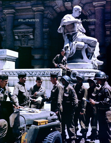 ULL-F-183185-0000 - Seconda Guerra Mondiale-Liberazione di Roma: militari americani ricevono la paga davanti al Palazzo di Giustizia di Roma - Data dello scatto: 06/1944 - LEONE / Ullstein Bild / Archivi Alinari