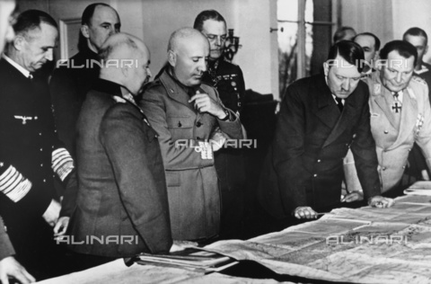 ULL-F-272688-0000 - Adolf Hitler, Benito Mussolini e Hermann Göring a Schloss Klessheim presso Salisburgo, ospite del governo del Reich, durante un briefing al tavolo delle carte geografiche; accanto a Mussolini a sinistra: Il generale Kurt Zeitzler, Capo di Stato Maggiore dell'Esercito, il dottor Paul Otto Schmidt, Capo Interprete del Ministero degli Esteri, il Grand'Ammiraglio Karl Dönitz, a destra il Feldmaresciallo Wilhelm Keitel, Capo del Comando Supremo della Wehrmacht (OKW) - Data dello scatto: 01/04/1943 - Ullstein Bild / Archivi Alinari