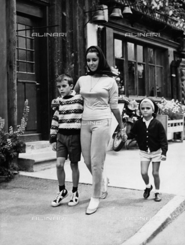 ULL-S-000107-1888 - Elizabeth Taylor con il figlio Michael e la figlia Liz a Gstaad - Data dello scatto: 1950-1960 - RDB / Ullstein Bild / Archivi Alinari