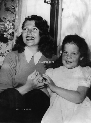 ULL-S-000107-6737 - L'attrice Rita Haworth con la figlia a Gstaad - Data dello scatto: 1950 - Ullstein Bild / Archivi Alinari