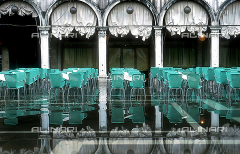ULL-S-000110-5643 - Un caffè all'aperto durante l'acqua alta in Piazza San Marco, Venezia - Data dello scatto: 05/2004 - Mayall / Ullstein Bild / Archivi Alinari