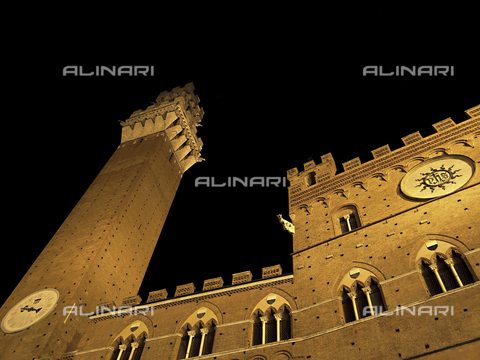 ULL-S-000119-1934 - Il palazzo Pubblico e la Torre del Mangia a Siena di notte - Data dello scatto: 19/11/2008 - Ullstein Bild / Archivi Alinari