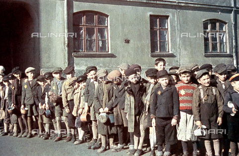 ULL-S-000476-8440 - Gruppo di bambini nel ghetto di Lodz. Collezione Walter Genewein - Data dello scatto: 01/01/1940 - LEONE / Ullstein Bild / Archivi Alinari