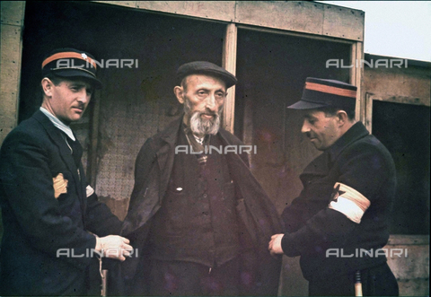 ULL-S-000476-8452 - Poliziotti ebrei arrestano un uomo anziano nel ghetto di Lodz. Collezione Walter Genewein - Data dello scatto: 01/01/1940 - LEONE / Ullstein Bild / Archivi Alinari