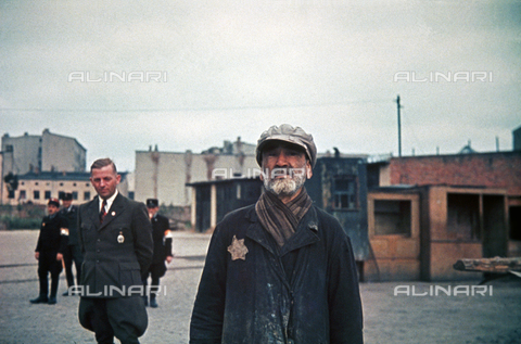 ULL-S-000476-8461 - Un anziano ebreo nel ghetto di Lodz. Sulla sinistra Hans Biebow, capo dell'amministrazione nazista del ghetto e alcuni poliziotti. Collezione Walter Genewein - Data dello scatto: 01/01/1940 - LEONE / Ullstein Bild / Archivi Alinari