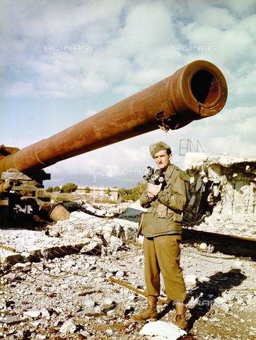 ULL-S-000513-3812 - Seconda Guerra Mondiale: il tenente Mulhair (196° Signal Photo Corps)  in posa davanti a un cannone di una batteria costiera tedesca a Viareggio (la città fu conquistata nell'autunno del 1944) - Data dello scatto: 1945 - LEONE / Ullstein Bild / Archivi Alinari