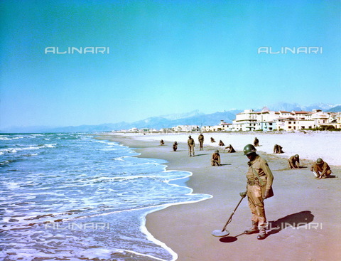 ULL-S-000513-3822 - Seconda Guerra Mondiale: soldati della 92ª Divisione (Negro) alla ricerca di mine sulla spiaggia di Viareggio (la città fu conquistata nell'autunno del 1944) - Data dello scatto: 1945 - LEONE / Ullstein Bild / Archivi Alinari