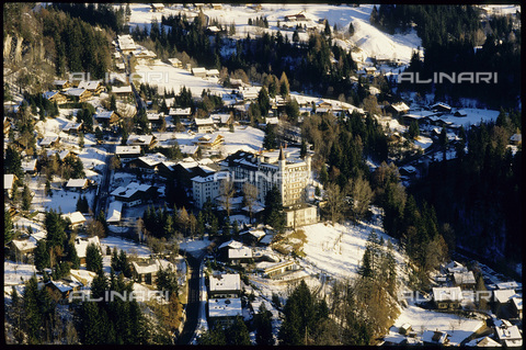 ULL-S-000729-5502 - Gstaad con l'Hotel Palace - Data dello scatto: 29/12/1988 - RDB / Sobli / Ullstein Bild / Archivi Alinari