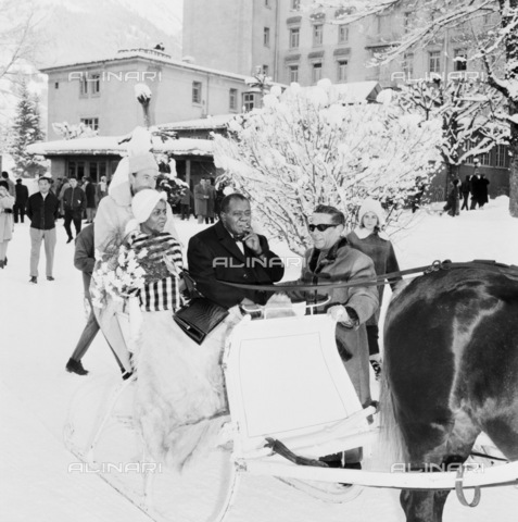 ULL-S-000753-5488 - Lucile e Louis Armstrong su una slitta a Gstaad - Data dello scatto: 07/01/1961 - RDB / Ullstein Bild / Archivi Alinari