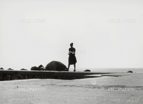 VZA-F-000019-0000 - Women's seafront promenade - Date of photography: 1950 ca. - Alinari Archives, Florence