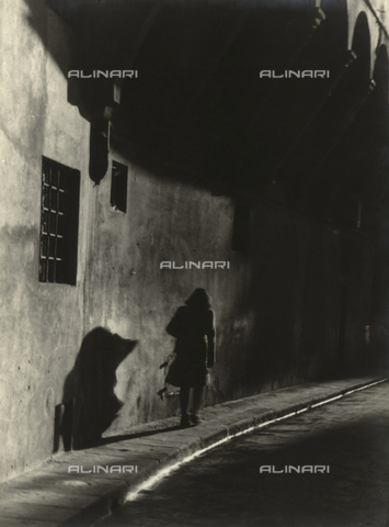 VZA-F-000285-0000 - "The Return." Woman walking on a sidewalk at night - Date of photography: 1950 - 1955 ca. - Alinari Archives, Florence