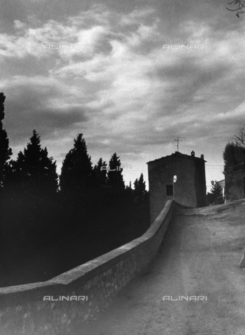 VZA-F-000298-0000 - "Towards Pienza". View of a street with house - Date of photography: 1985 - Alinari Archives, Florence