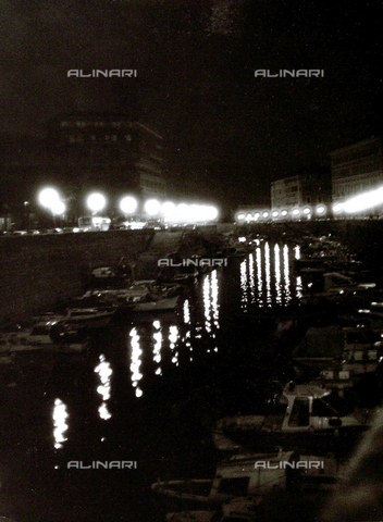 VZA-F-000335-0000 - Night view of dock with anchored boats; the roads with cars are lit by streetlights - Date of photography: 1950 ca. - Alinari Archives, Florence