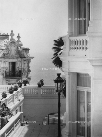 VZA-F-000487-0000 - Monte Carlo: a terrace and a building with the sea in the background - Date of photography: 1968 ca. - Alinari Archives, Florence