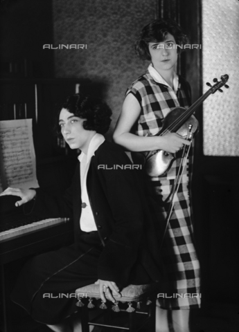 WCA-F-000927-0000 - Due sorelle concertiste, a destra la moglie del pittore Edmondo Passauro - Data dello scatto: 1925 ca. - Archivi Alinari, Firenze