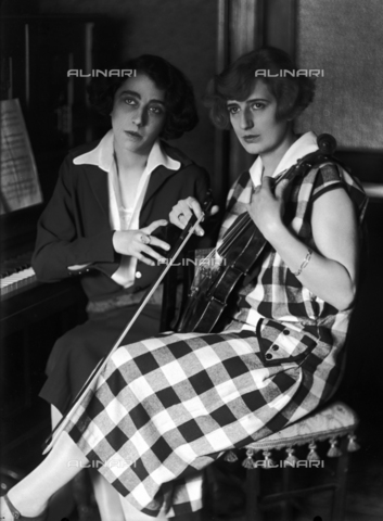 WCA-F-000928-0000 - Due sorelle concertiste, a destra la moglie del pittore Edmondo Passauro - Data dello scatto: 1925 ca. - Archivi Alinari, Firenze
