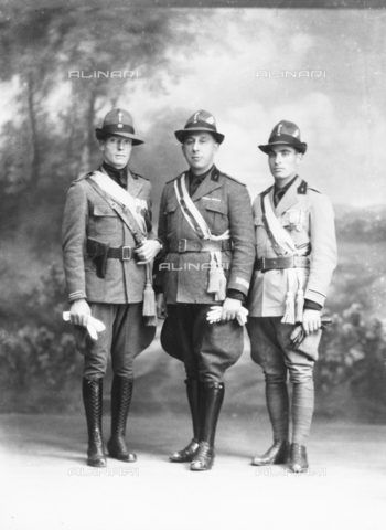 WCA-F-001012-0000 - Tre ufficiali in uniforme "milizia" - Data dello scatto: 1920 ca. - Archivi Alinari, Firenze