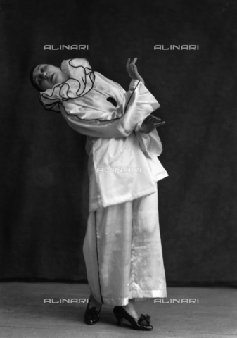WCA-F-001226-0000 - La danzatrice Kostarska nel balletto "La morte di Pierrot" - Data dello scatto: 1920 ca. - Archivi Alinari, Firenze