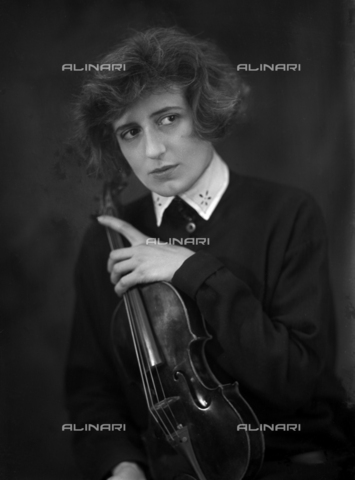 WCA-F-001257-0000 - La signora Passauro, moglie del pittore Edmondo Passauro (1893-1969), con il violoncello - Data dello scatto: 1925 ca. - Archivi Alinari, Firenze
