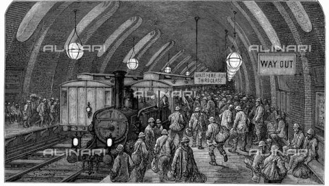 WHA-S-039000-1747 - Degli operai del treno '. Da Gustave Dore e Blanchard Jerrold 'London: A Pilgrimage' London 1872. Questa immagine mostra i treni a vapore alla stazione di Gower Street sulla linea ferroviaria metropolitana (metropolitana), che ha aperto nel 1863. I lavoratori hanno fretta di prendere il loro treno del mattino. Incisione - World History Archive/Archivi Alinari