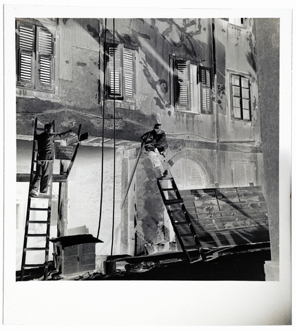 WMA-N-006820-0000 - Workers on the façade of palazzo Hierschel in Trieste - Date of photography: 1950 ca. - Alinari Archives, Florence