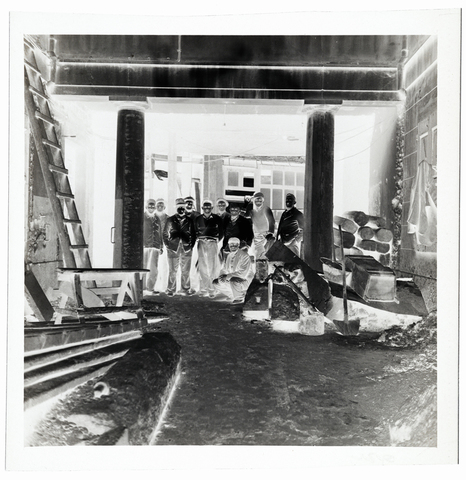 WMA-N-006824-0000 - Operai con l'architetto Melan fotografati nell'atrio del palazzo Hierschel in costruzione, Trieste - Data dello scatto: 1950 ca. - Archivi Alinari, Firenze