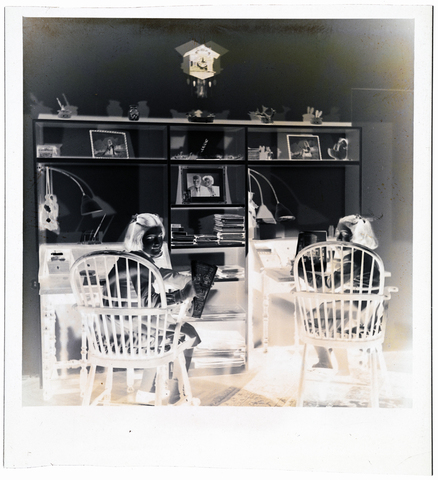 WMA-N-006845-0000 - The Trakakis sisters in their room - Date of photography: 1955 ca. - Alinari Archives, Florence