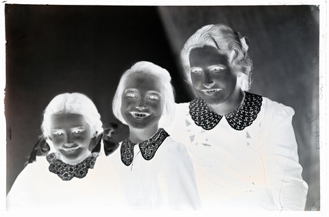 WMA-N-006858-0000 - Portrait of a mother with her daughters - Date of photography: 1940 ca. - Alinari Archives, Florence