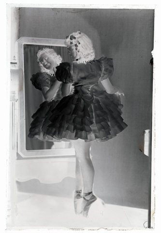 WMA-N-006876-0000 - La giovane ballerina Alba Wiegele in tutù - Data dello scatto: 1960 ca. - Archivi Alinari, Firenze