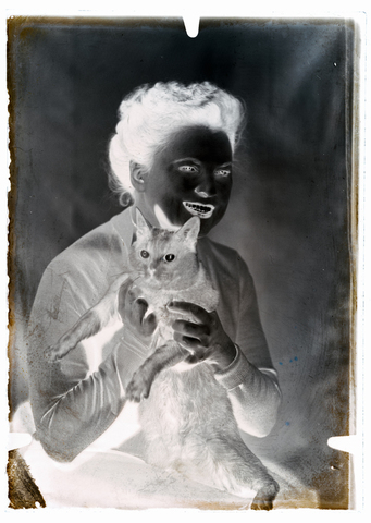 WMA-N-006902-0000 - Portrait of Wanda Wulz (1903-1984) with her cat Pippo - Date of photography: 1950 ca. - Alinari Archives, Florence