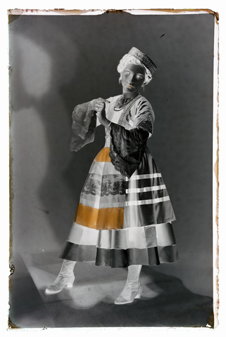 WMA-N-006938-0000 - Woman in traditional greek dress - Date of photography: 1940 ca. - Alinari Archives, Florence