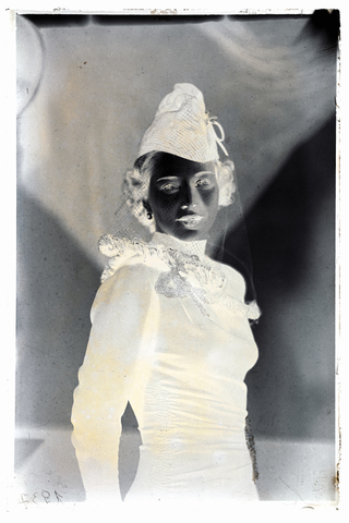 WMA-N-006956-0000 - Portrait of young woman in a hat-veil - Date of photography: 1937 - Alinari Archives, Florence