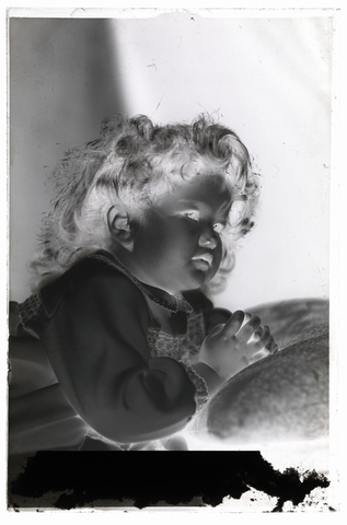 WMA-N-006995-0000 - Portrait of a little girl - Date of photography: 1941 - Alinari Archives, Florence