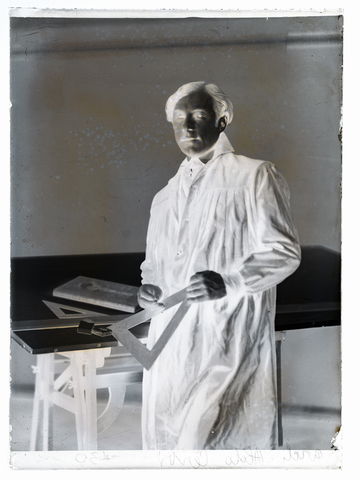 WMA-N-007002-0000 - The architect Aldo Cervi (1901-1972) at his desk - Date of photography: 1930 - Alinari Archives, Florence