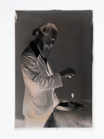 WMA-N-007055-0000 - "Yo Yo", man with pendulum - Date of photography: 1942 ca. - Alinari Archives, Florence